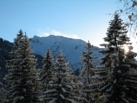 Auch am Westgrat des Heiterbergs sind hoch aufragende Schneefahnen zu beobachten.