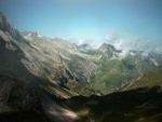 Blick beim Aufstieg zum Hochberg in den Metzgertobel, dahinter Feuerspitze