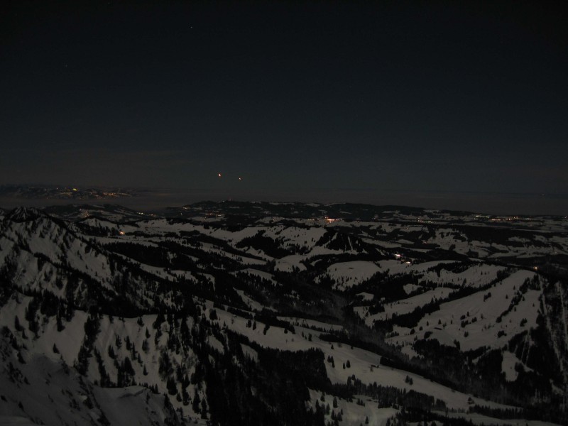 Blick nach Nordwesten zum Pf&auml;nderstock, Bildmitte die Lichter von Sulzberg. Am Horizont das riesige Nebelmeer.