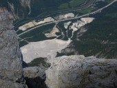 Tiefblick auf den riesigen Steinbruch Sulzau