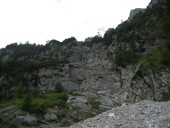 Der letzte Zustieg zum Einstieg in den Klettersteig erfolgt durch Wildbachrinne.
