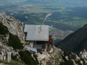 Blick vom Gipfel auf das nur wenig unterhalb liegende Reichenhaller Haus.