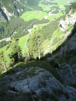 Blick &uuml;ber das J&auml;gerband zur&uuml;ck hinab zum Parkplatz und dem dahinter liegenden Golfplatz.