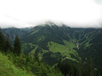 Dort am Gegenhang geht es ins linke Tal ins Tannauerbachtal hinauf zum Schleimssattel.