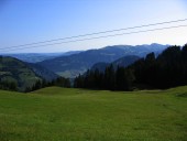 Blick von der Vordersuttisalpe hinab in den mittleren Bregenzerwald mit Bezau und dahinter die Niedere und weiter rechts die Winterstaude.