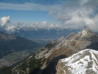 Blick von der Kesselspitze nach Norden &uuml;ber Innsbruck zur Nordkette. Direkt im Tal ist Fulpmes.