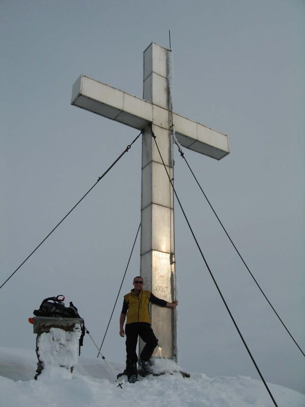 Riesen Gipfelkreuz am Knoten auf 2214m.