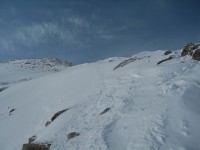 Blick aus der Einsattelung zum weiteren Verlauf: &uuml;ber Grat rechts zum Gipfeldach.