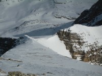 Blick vom Gipfel zur&uuml;ck &uuml;ber das n&ouml;rdl. Gipfeldach zu der Heiklen Passage in die Einsattelung und Grat&uuml;bergang zum Gipfeldach.