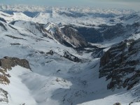 Blick vom Gipfel zur&uuml;ck hinab in das weite lange Aufstiegstal Val Parom u. Valun de Fanes.