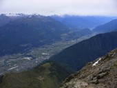 Blick nach Nordosten hinab ins Valtellina mit der Berninagruppe leider in Schneewolken im Hintergrund.