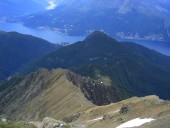Blick nach Westen auf den gesamten Aufstiegsverlauf und zum Monte Legnoncino.