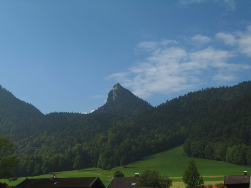 Blick vom Ausgangspunkt Kreuth hinauf zum heutigen Ziel, dem Leonhardstein.