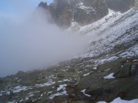 Im Laufe des Tages hat sich die Nebeldecke aus dem Tal sehr hoch hinaufgearbeitet. Hier tauchen wir auf ca. 2450m in das Nebelmeer ein.