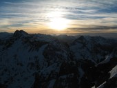 Ui, schon sehr tief stehende Sonne und wir haben noch einen sehr langen Weg vor uns. Links das Hohe Licht, unter der Sonne der Wilde Mann und weiter rechts der Biberkopf.