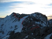 Links das Hohe Licht, davor die Kleine Steinscharte, rechts der Wilder Mann. Der weitere Wegverlauf aus der Socktalscharte gut erkennbar.