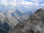 Blick vom Maldonkopf Richtung Nordosten mit der Heiterwand und weiter hinten in Wolken das Zugspitzmassiv.