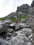 Querfeldeinabstieg durch ausgetrockneten Bergsturzbach.