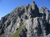 Beeindruckende Felsformationen am Weg zur Ampferstein (links hinten) und zur Marchreisenspitze (rechts hinten).