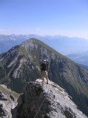 Ich am harmlosen Steig. Im Hintergrund die Nockspitze und das Inntal.