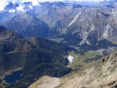 Blick hinab ins Val Forno mit dem Lago da Cavloc. Ganz rechts ist Maloja.