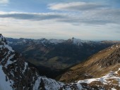 Blick hinab ins Kleine Walsertal mit Mittelberg. Dahinter der Hohe Ifen und Gottesacker.