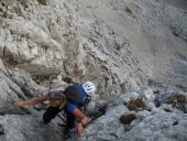 Gitta im gut versicherten Steig hinauf zum Wehrgrubenjoch.