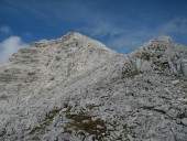 Blick aus dem Joch nach Norden zum Nackten Hund der mittels Klettersteig umgangen wird.