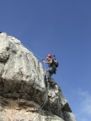 Auf und ab am lustigen Nackten Hund Klettersteig.