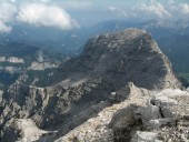 Blick nach Nordosten zum Breithorn. Davor die kleine Felspyramide ist das Kleine Hinterhorn, welches beim Abstieg nordseitig umgangen wird.