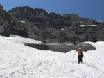 Nach kurzer Felskraxlerei wieder auf Schneefeld bergab...