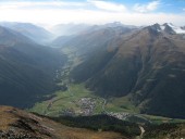 Blick vom Gipfel nach Westen hinab auf Zernez und das Oberengadin.