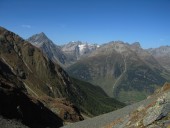 Links die Steinpyramide ist der Piz Linard, weiter rechts mit Gletscher das Verstanclahorn, rechtes Bilddrittel hinten der Piz Buin.