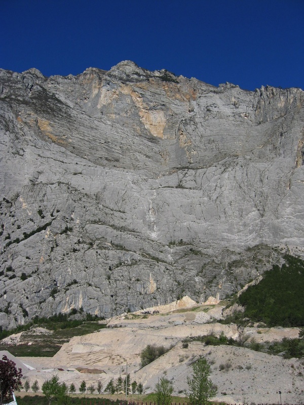 Die verdammt beeindruckende 1300Hm-Wand des Monte Casale vom Parkplatz aus