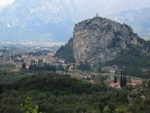 Blick von San Martino auf Arco und zum Castello
