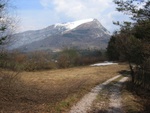 Letzter Schnee am Weg zu Monte Creino und im Hintergrund der Monte Stivo
