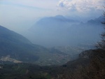 Blick vom Monte Creino zum Gardasee und Torbole. Leider etwas dunstig.