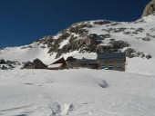 Die im Winter geschlossene Rif. G. Volpi di Misurata al Mulaz auf 2571m.