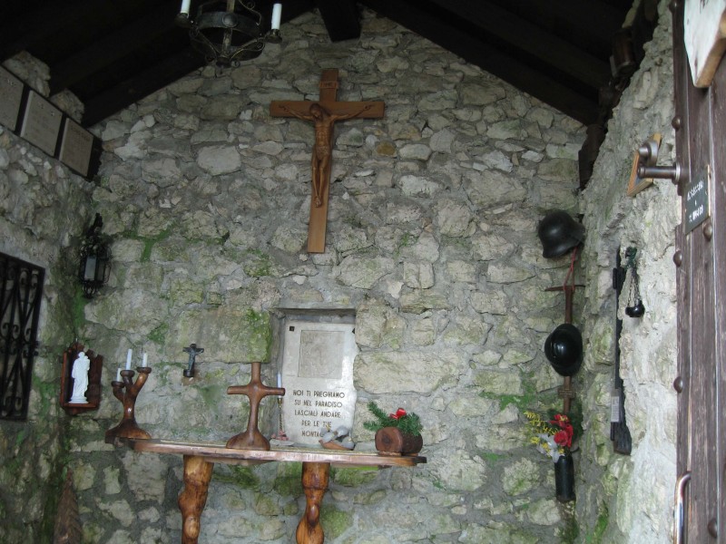 Das Innenleben der kleinen Kirche am Monte Pizzocolo gleicht einem kleinen Kriegsmuseum.