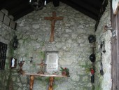 Das Innenleben der kleinen Kirche am Monte Pizzocolo gleicht einem kleinen Kriegsmuseum.