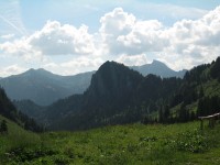 Blick von der Geserstobelalpe nach Osten mit der Sienspitze im Vordergrund und rechts dahinter der Hohe Ifen.