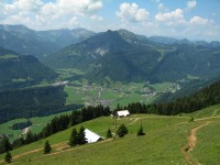 Blick hinab auf die Alpe Baumgarten wo man herrlich einkehren kann! Im Tal Bezau und Reuthe.