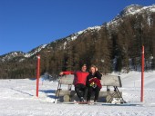 Eva und Ich bei einer sonnigen kurzen Rast am Ostufer des Silvaplana Sees.