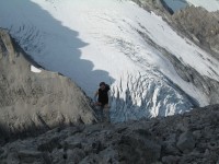 Nadja erreicht den etwas flacheren Abschnitt hinauf zum Gletscher. Im Hintergrund der Gletscherbruch des Nasenhorn Ferners.