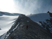 Nach einer kurzen Rast geht es nun in wenigen Minuten am Gletscher weiter Richtung Gipfel.