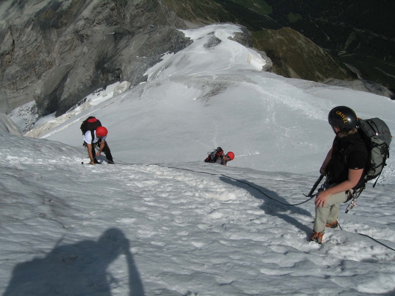 Kritische Steilstufe am unteren Ende des Ferners, das Biv. Lombardi schon ersichtlich.