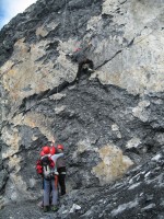 Rupert beim klettern &uuml;ber die glatte Felswand.