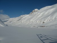 Blick vom Bahnhof nach Westen auf den tief verschneiten Oberalpsee.