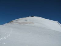 Wir erreichen den S&uuml;dr&uuml;cken und erblicken das Alpgeb&auml;ude, das nur ganz wenig unterhalb des Gipfels liegt.