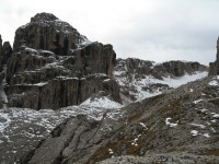 Blick vom Ausstieg des Klettersteiges hinauf zur Pisciad&ugrave; H&uuml;tte und links dahinter die Cima Pisciad&ugrave;.